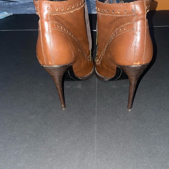 “BURBERRY” Vintage looking lace up boot heels - Picture 4 of 6